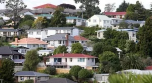 Пазарът на имоти се сви отново, разби очакванията на брокерите