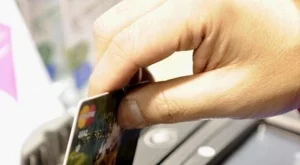 Еврокомисията обмисля да ограничи таксите при картовите трансакции