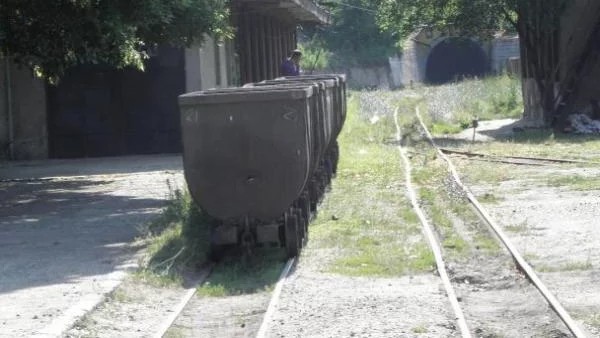 Осем метра остават до затрупаните миньори