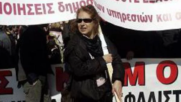 25 000 гърци остават без работа, страната разпродава държавно имущество