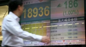 Скок на йената след първоначална обезценка