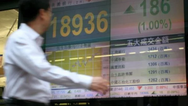 Скок на йената след първоначална обезценка