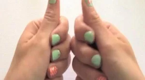Ретро маникюр и грим в коралово и ментово