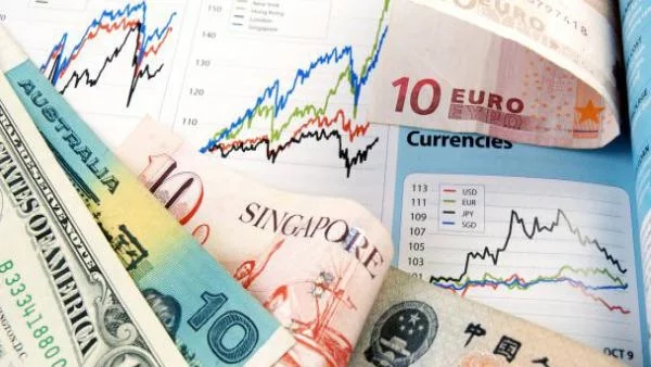 Доларът продължава да е под натиск при ниски обеми на търговия