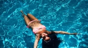 Райна с красива фотосесия в басейна