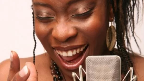 Соул певица Iyeoka с първи концерт у нас