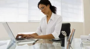 Защо красотата може да е минус в кариерата