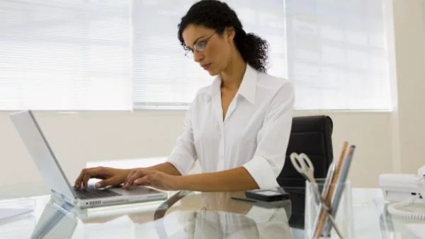 Защо красотата може да е минус в кариерата