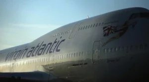 Живо шоу забавлява пътниците на борда на „Върджин”