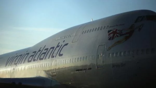 Живо шоу забавлява пътниците на борда на „Върджин”