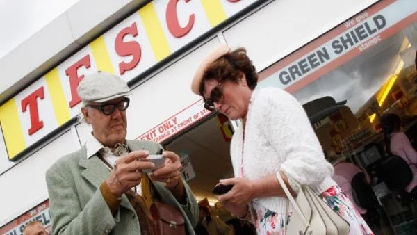 Най-голямата британска верига супермаркети се слива с китайски конкурент