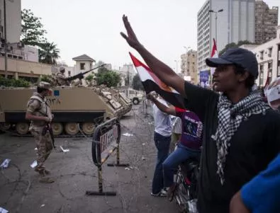 Египетската армия удари по-малкия лагер на ислямистите в Кайро