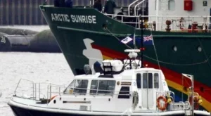 Грийнпийс блокира пътя на кораб на „Роснефт”