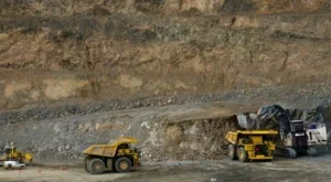 Работниците в най-голямата медна мина излязоха на стачка