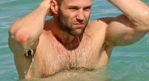 Джейсън Стейтъм на плаж във Варна