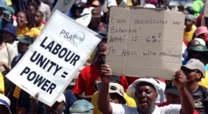 Миньорите в ЮАР пак стачкуват, искат 60% ръст на заплатите