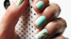 Маникюр със златно фолио