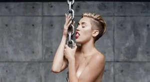 Майли Сайърс - чисто гола в ново видео