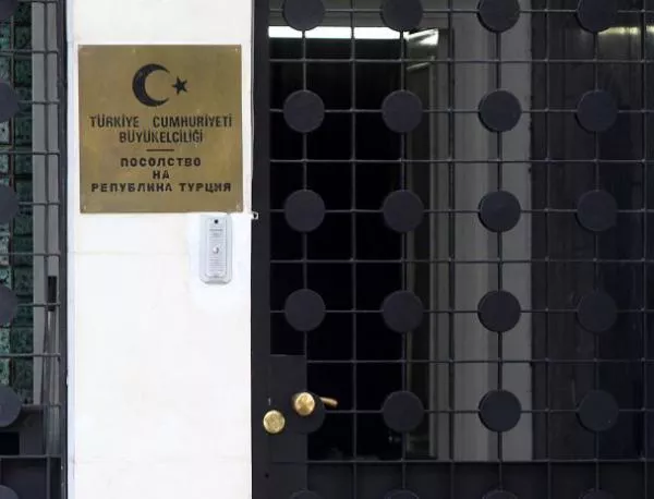 Мъжът, който се заби с колата си в турското посолство, страда от параноидна шизофрения
