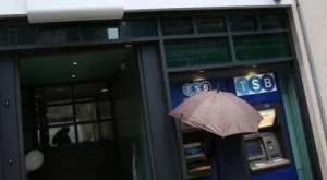 Великобритания продаде част от банката „Лойдс”