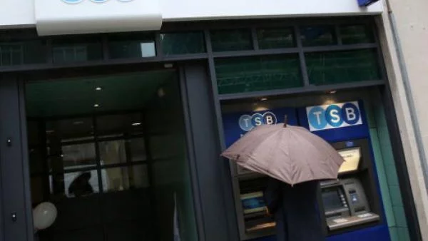 Великобритания продаде част от банката „Лойдс”