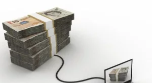 Доларът остава близо до дъното