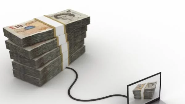 Доларът остава близо до дъното