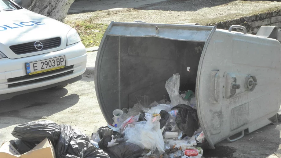 Глоба до 1000 лв. за всеки, който обръща или запалва контейнери