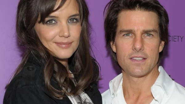 Кейти Холмс утешава Том Круз