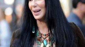 Шер помага на психично болен слон