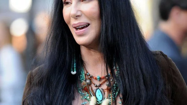 Шер помага на психично болен слон