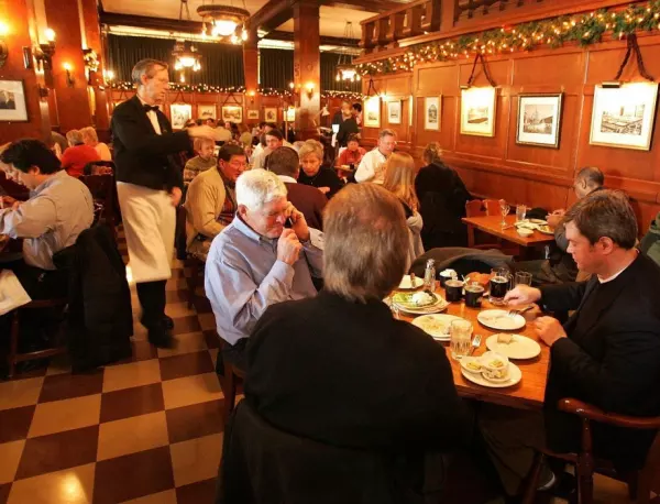 Френски експерти сочат ресторантите като опасни при COVID-19