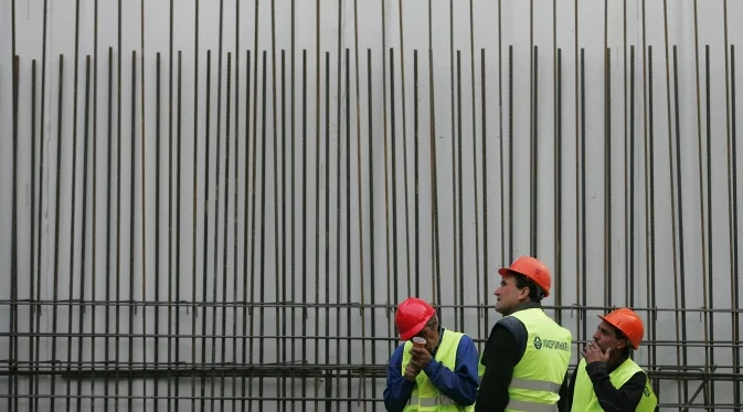 Строителната продукция отново се свива, ръст при търговията на дребно