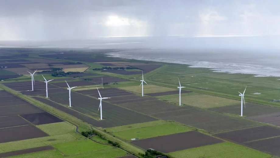 Обмисля се продажбата на енергия от ВЕИ да не става задължително през борсата