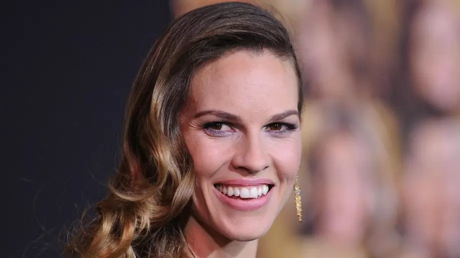 Хилари Суонк стана майка за първи път на 48 (СНИМКА)