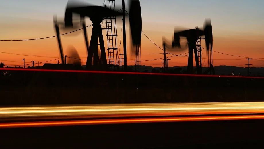 Shell съкращава инвестициите си заради цените на горивата