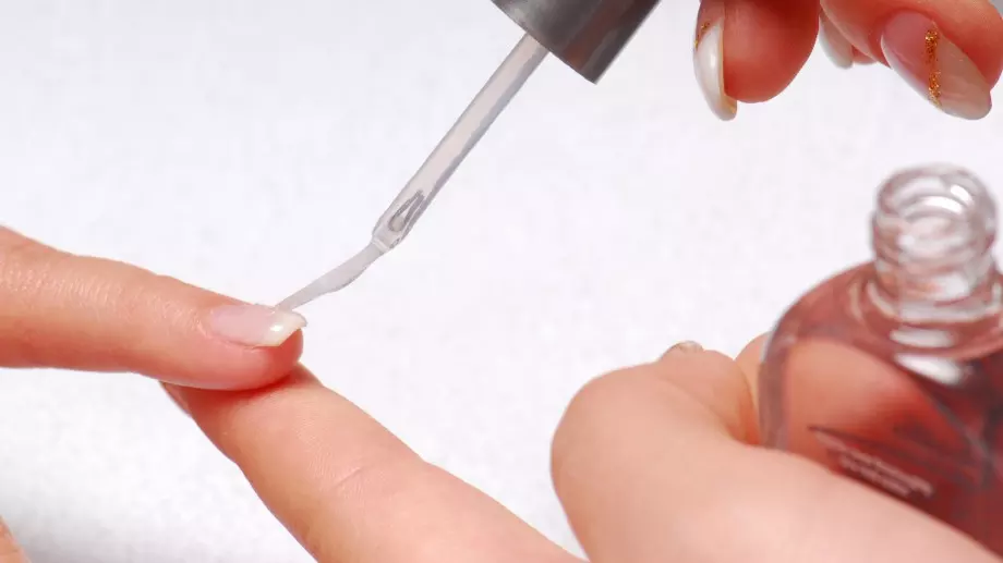 Ако искате лакът ви да изсъхне за секунди, направете този трик!