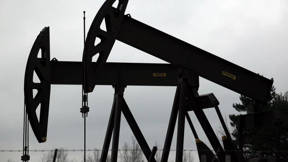 Петролът се върна към растеж след данните за запасите