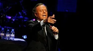 Хулио Иглесиас  води сина си в София