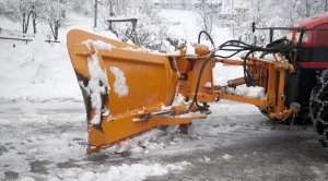 300 машини разчистват пътищата, по които натрупа сняг 