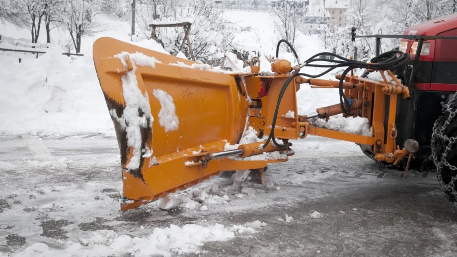 300 машини разчистват пътищата, по които натрупа сняг 