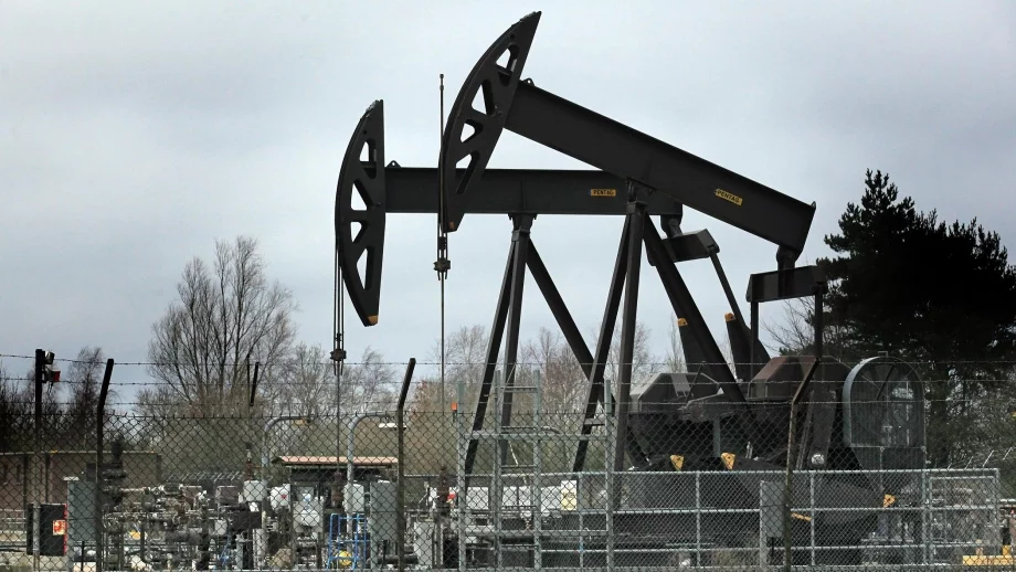 Петролът сорт Брент вероятно ще запише най-големия си месечен спад от 2 г.