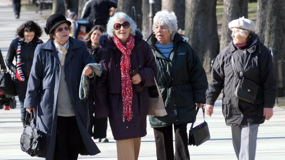 Изплащат пенсиите от днес 