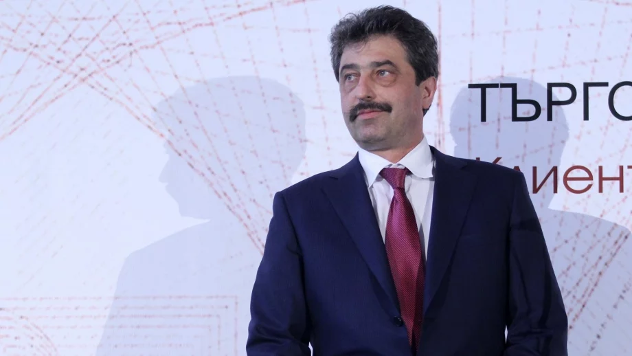 Цветан Василев продал стъкларския си завод