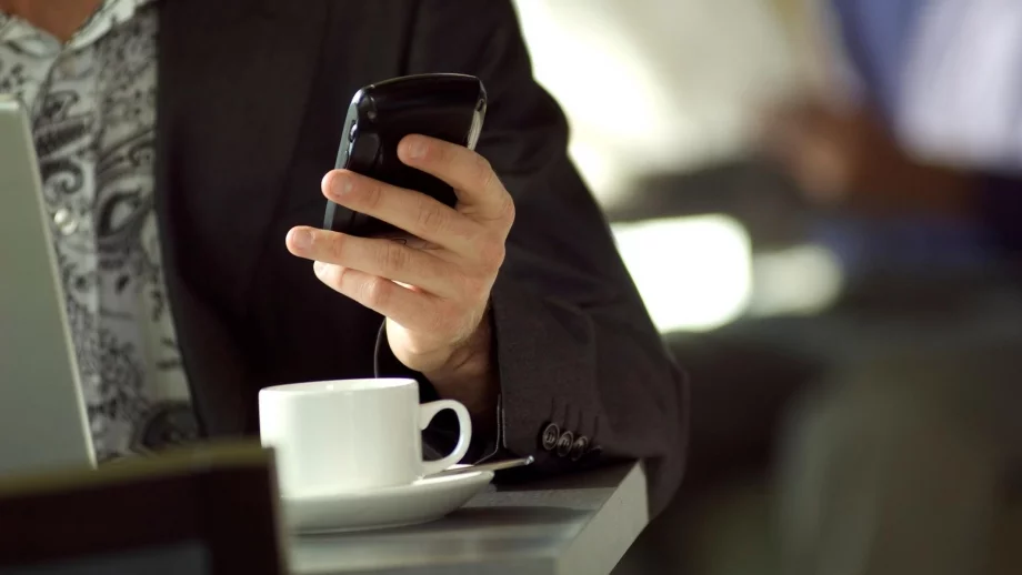 КЗП забрани на мобилен оператор да премълчава условия, според които клиентът губи суми