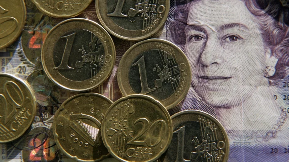 Паундът отново тръгна надолу