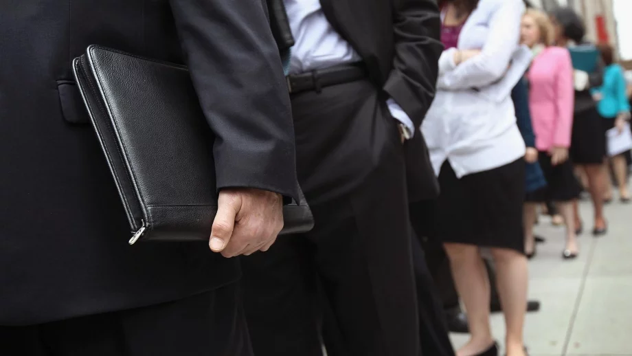 Американец печели по 1000 долара седмично от чакане на опашки