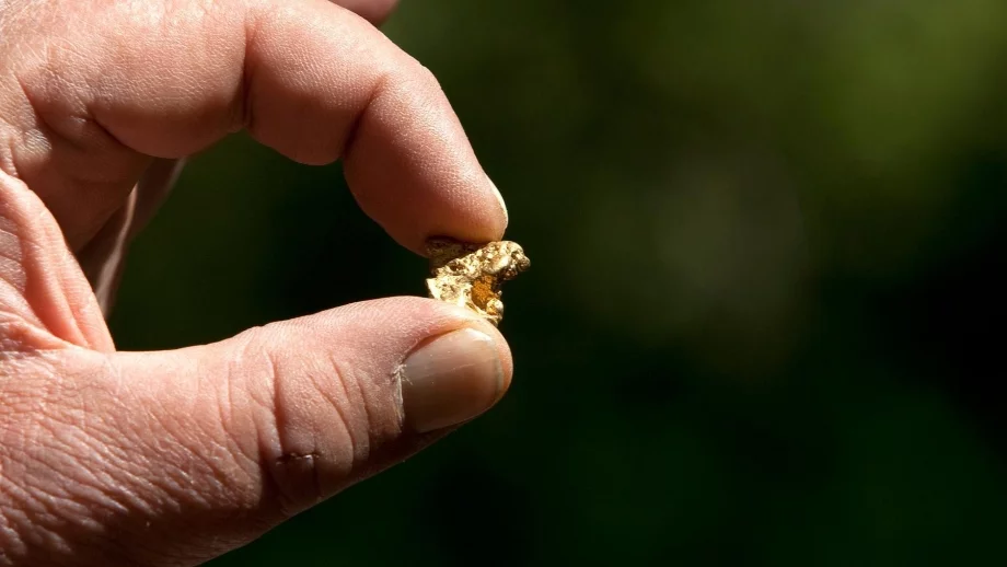 Златото падна до едномесечно дъно