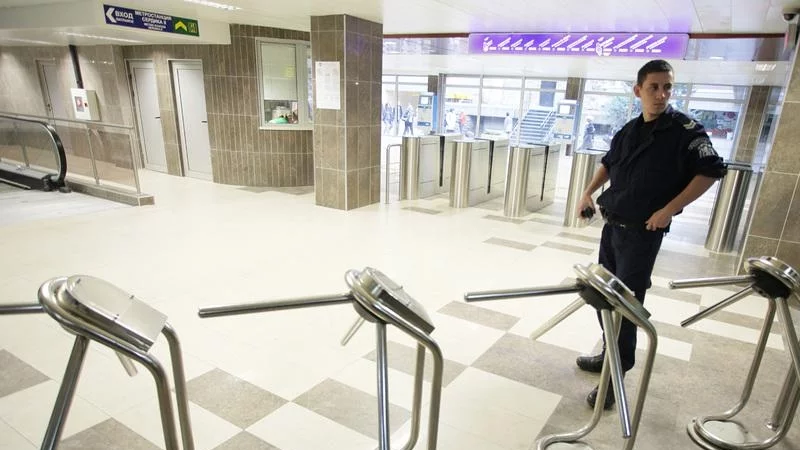 До една година ще заработят три нови паркинга към метрото 