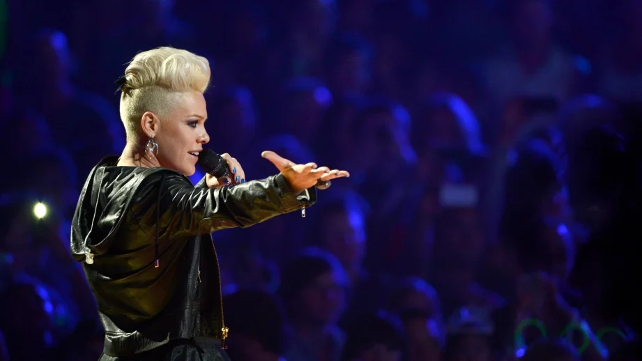 7 звезди, които са работили във вериги за бързо хранене